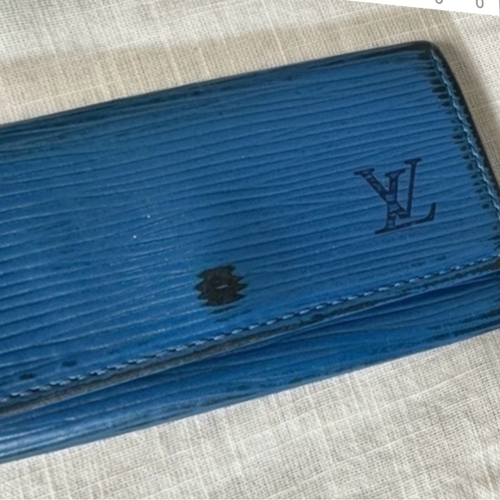 Louis Vuitton Monogram 4 Ring Key holder. Blue Epi leather.